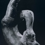 Figur eines „Akrobaten“ in Gefäßform. Rötlich bemalter Ton. Von dieser Darstellung sind bisher nur Funde bekannt, die alle aus Tlatilco (Hochtal von Mexiko) stammen. Vorklassische Periode. Etwa 1300- v. d. Z. Höhe: 39,5 cm. Privatsammlung Los Angeles, USA.