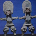 Zwei Statuetten von „Tänzerinnen“ mit Kopfputz und Beinschmuck. Spuren einer ehemaligen roten, gelben und weißlichen Bemalung. Fundort Tlatilco, Hochtal von Mexiko. Vorklassische Periode. Etwa 1300-700 v. d. Z. Höhe: 16,5 und 15,8 cm. Privatsammlung Mexiko D.F.