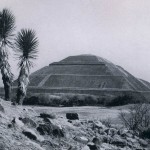 Die „Sonnenpyramide“ von Teotihuacan. Ihre Seitenlänge beträgt 220 m, die Höhe etwa 65 m. Der Bau¬beginn lag nach neueren Forschungen zwischen dem ersten und dritten Jahrhundert. Frühe klassische Periode. Frühe Teotihuacan-Kultur. Etwa 100-400 n. d. Z.  81 Blick von der „Sonnenpyramide“ von Teotihuacan auf die „Mondpyramide“, die vermutlich zum gleichen Zeitpunkt entstanden ist. Frühe Teotihuacan-Kultur. Etwa 100-400 n. d. Z. Höhe: etwa 45 m.