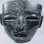 Drei Masken aus Stein. Vermutlich sind sie von hohen Würdenträgern als Pektorale getragen worden. Es gehört zu den Merkwürdigkeiten der archäologischen Forschung, daß bisher keine dieser typischen Teotihuacan-Masken in situ gefunden wurden. Augen und Zähne waren ursprünglich mit Obsidian, Perlmutt und anderen Muschelteilen inkrustiert. Herkunft: Hochtal von Mexiko. Klassische Periode: Teotihuacan-Kultur. Etwa 400-800 n. d.Z. Höhe a: 18 cm. Höhe b: 12,5 cm. Höhe c: 16 cm. Museum für Völkerkunde, Wien.