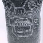 Becher aus schwärzlichem Ton mit eingeritztem Jaguarkopf als Dekor. Herkunft: Hochtal von Oaxaca. Vorklassische Zeit (Monte Alban I). Etwa 500-200 v. d. Z. Höhe: 17 cm. Museo Frissell de Arte Zapoteco, Mitla, Oaxaca