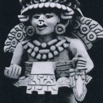 Bild-Urne mit der Darstellung einer uns unbekannten Gottheit. Die „Urnen“ mit einem zylinderförmiger Gefäß im Rücken dienten aber nicht zur Aufnahme von Asche oder Totenresten, sondern wurden als Grab¬beigaben, gefüllt mit Speisen und Getränken, den Toten mitgegeben. Ton. Klassische Zeit. Herkunft: vermutlich Hochtal von Oaxaca. Zapotekische Kultur (Monte Alban III). Etwa 500-800 n. d. Z. Höhe: 39 cm. Sammlung H. Leigh, Mitla, Oacaxa