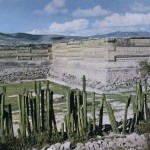 Der Palast von Mitla. Dieser kultische Platz weist Stilelemente derZapoteken wie derMixteken auf. Die histo¬rischen Quellen aber hüllen sich in Schweigen, obwohl die Stätte bis zur Ankunft der Spanier noch bewohnt war. Nach klassische Zeit. Zapotekisch-mixtekische Mischkultur. Erbaut etwa zwischen dem 12. und 15. Jahrhundert. Mitla, Oaxaca