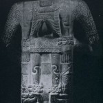 Vorder- und Rückseite einer Steinskulptur. Nach Herbert Spinden wird die Apotheose Quetzalcoatls dargestellt. Fundort San Vincente Tancuayaiab (San Luis Potosf). Huaxtekische Kultur. Mittlere Golfküste, Etwa 1200-1450. Höhe: 156 cm. Brooklin Museum New York, USA