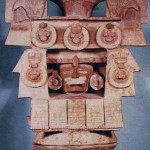 Polychromes Tongefäß in Form eines stilisierten Tempels. Im Mittelpunkt ist ein menschliches Antlitz zu sehen, das eine uns unbekannte Gottheit repräsentiert. Die Azteken hatten in ihrer Keramik keine eigene Tra¬dition. Um nicht weitere Verwirrung zu stiften, unterteilt die Archäologie die Keramik des gesamten Hochtals in vier verschiedene Phasen: Aztekisch I mit dem Ursprung in Cholula und Puebla. Die Keramik ist stark mixtekisch beeinflußt, möglicherweise sogar Zeugnis dieses Kulturvolkes selbst. Die Zentren der Herstellung im Hochtal von Mexiko lagen besonders in Colhuacän, das in direkter Verbindung zur Mixteca-Puebla-Kultur stand, sowie in Mazapan und Coyotlatelco. Aztekisch II mit dem Mittelpunkt in Tenayuca, ein kultisches Zentrum, das bereits vor dem Eintreffen der Azteken im Hochtal von Mexiko aktiv war.  Aztekisch III und IV ist ein Konglomerat von vielen Strömungen im Hochtal. Erst in dieser Phase kann man die Keramik als rein aztekisch bezeichnen. Herkunft des abgebildeten Gegenstandes: Azcapotzalco. Einflüsse der Teotihuacan-Kultur sind bei diesem Objekt noch deutlich sichtbar. Nachklassische Periode. Etwa 1200-1400.  Höhe: 60 cm. Museo Nacional de Antropologia, Mexiko D.F.
