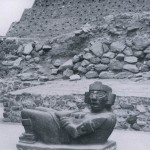 Sogenannte „Chacmool“-Figur. Der willkürlich gewählte Name hat sich für diesen Typ von liegenden Figuren in der Archäologie eingebürgert. Welche Gottheit sie darstellen ist unbekannt. Der abgebildete „Chacmool“ befindet sich in Tula (Tollan), Hidalgo. Nachklassische Zeit. Toltekische Kultur. 900-1168. Höhe: etwa 80 cm. Tula, Hidalgo.
