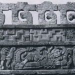 Friese aus gebranntem Ton an den Wänden von Tula. Die sogenannte „Schlangenmauer des Quetzalcoatl-Tempels“ zeigt tote Krieger, das gebrannte Tonrelief einer Sitzbank stellt Krieger mit Wurfhölzern unter dem gewundenen Leib einer Feuerschlange dar, Spuren von gelber, roter und blauer Bemalung. Nachklassi¬sche Zeit. Toltekische Kultur. 900-1168. Länge der Totenfiguren 120 cm, Höhe der Sitzbank etwa 60 cm. Tula, Hidalgo.