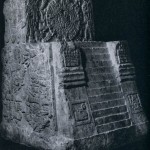 Modell des „Sonnentempels“ von Tenochtitlan (a). Das Relief auf der Rückseite (b) zeigt einen Adler auf einem Kaktus sitzend, der eine Schlange im Schnabel hält. Nach der Prophezeiung der Götter sollten die Azteken sich dort niederlassen, wo sie dieses Motiv erblicken würden. Das Bild wurde zum Wappen der heutigen Republik der Vereinigten Staaten von Mexiko. Basalt-Stein. Fundort: Tenochtitlan (Mexiko-Stadt). Nachklassische Zeit. Aztekische Kultur. Etwa 1450-1521. Höhe: 124 cm, Breite: 88 cm. Museo Nacional de Antropologia, Mexiko D.F.
