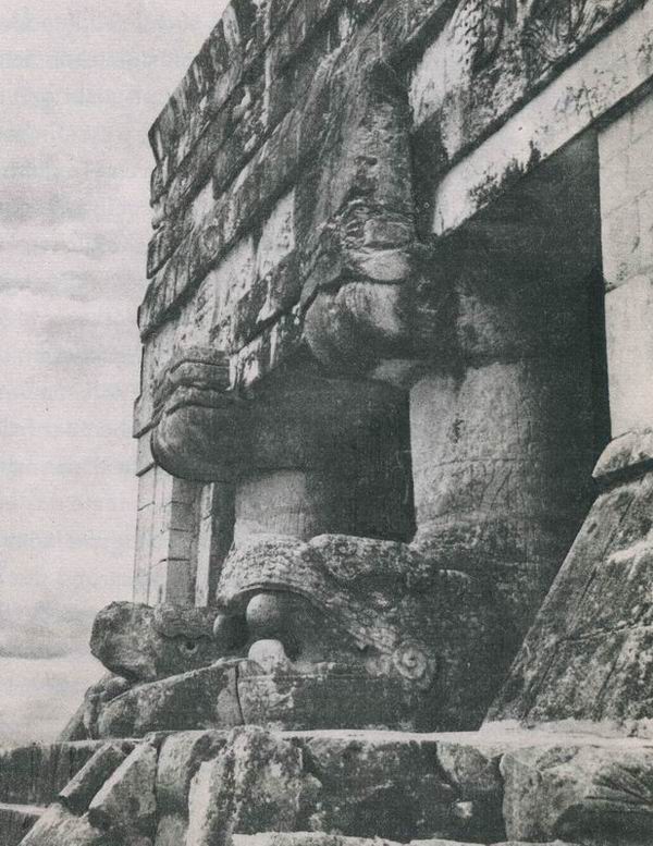 Sogenannter „Chacmool“ in Chichen Itza (Yucatan). Die um die Jahrtausendwende aus Tula abgewanderten Tolteken unter der Führung von Quetzalcoatl fanden inmitten des Maya-Landes, in Chichen Itza, eine neue Heimat. Die alte Maya-Stätte „Am Brunnen der Itza“ wurde im toltekischen Stil erneuert und erweitert. Neben den „Chacmool“-Figuren fallen vor allem die Säulen in Form von gefiederten Schlangen ins Auge. Die Maya- Architektur machte erst nach der Berührung mit den Tolteken Gebrauch von Säulen.