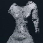 Stehende weibliche Figur aus kompaktem Ton, unbemalt. Fundort: Tlatilco, Hochtal von Mexiko. Vorklassis Periode. Etwa 1300-700 v. d. Z. Höhe: 10,5 cm. Münchner Privatbesitz.