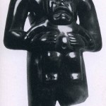 Hochpolierte Figur eines Stehenden mit vorgehaltenem Kind aus dunkelgrüner Jade. Die Gesichtszüj Kindes weisen die Attribute einer Jaguarmundpartie auf. In der Archäologie wird dieser Typ mit „jaguar bezeichnet. Fundort unbekannt, jedoch kann diese Skulptur als ein reines Beispiel der La Venta-Kultur v< südlichen Golfküste angesehen werden. Etwa 500 v. d. Z. - 200 n. d. Z. Höhe: 21 cm. Brooklin Museum, New York. Leihgabe: Mr. und Mrs. A. B. Martin (Guennol Collection).