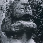 Zwergenhafte Figur aus Basaltgestein, zeigt einen Opfernden. Fundort: La Venta. La Venta-Kultur, südliche Golfküste. Etwa 500 v. d. Z. - 200 n. d. Z. Höhe: etwa 75 cm. Park-Museum, Villa Hermosa, Tabasco.
