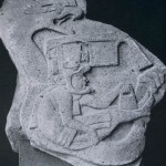 Das Relief zeigt einen behelmten Priester oder Krieger mit einer Weihegabe. Über ihn beugt sich eine Feuer-Schlange. Basalt. Herkunft: La Venta, Tabasco. La Venta-Kultur. Etwa 500 v. d. Z. - 200 n. d. Z. Höhe: 95 cm. Museo Nacional de Antropologia, Mexiko D.F.