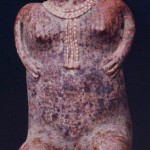 Sitzende weibliche Figur aus rötlich gemaltem Ton. Fundort unbekannt. Kultur der Nordwestküste. Stil. Etwa 300-1000 n. d. Z. Höhe: etwa 60 cm. Galerie Wels, Salzburg.