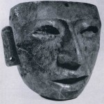 Drei Masken aus Stein. Vermutlich sind sie von hohen Würdenträgern als Pektorale getragen worden. Es gehört zu den Merkwürdigkeiten der archäologischen Forschung, daß bisher keine dieser typischen Teotihuacan-Masken in situ gefunden wurden. Augen und Zähne waren ursprünglich mit Obsidian, Perlmutt und anderen Muschelteilen inkrustiert. Herkunft: Hochtal von Mexiko. Klassische Periode: Teotihuacan-Kultur. Etwa 400-800 n. d.Z. Höhe a: 18 cm. Höhe b: 12,5 cm. Höhe c: 16 cm. Museum für Völkerkunde, Wien.