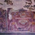 Der Regengott in seinem Prunkgewand läßt die Symbole für kostbare Geschenke zur Erde fallen. Tetitla, Teotihuacan. Klassische Periode der Teotihuacan-Kultur. Etwa 6.-8. Jahrhundert. Höhe des Freskos etwa 120 cm.