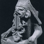 Bild-Urne, repräsentiert den zapotekischen Regengott Cocijo, eine Variante von Tlaloc, der in dieser Kultur durch seine gespaltene Zunge erkenntlich ist. Grauer Ton. Fundort unbekannt. Vermutlich Hochtal von Oaxaca. Klassische zapotekische Kultur. Etwa 200-800 n. d. Z. Höhe: 23 cm. Museum für Völkerkunde, Wien