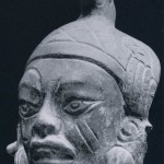 Kopffragment aus kompaktem Ton. Herkunft Oaxaca. Klassische Periode, zapotekische Kultur. Etwo 500-800 n. d. Z. Höhe: 11 cm. Sammlung H. Leigh, Mitla, Oaxaca