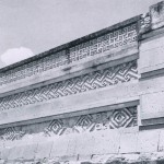 Fassade des Palastes in Mitla mit geometrisch verzierten Mauern aus gebrannten Lehmziegeln. Dieses Bauwerk gilt als das besterhaltene der vorspanischen Zeit. Mitla war bis zur Ankunft der Spanier noch bewohnt Nachklassische Periode. Zapotekisch-mixtekische Mischkultur. Etwa 1200-1522. Mitla, Oaxaca