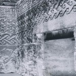 Blick in einen Innenraum des Palastes von Mitla. Die Wände sind wie die Außenfassaden mit geometrischen Motiven, in zahlreichen Abwandlungen Stufenmuster verbunden mit Mäanderhaken, verziert. Das Dach des Bauwerks bestand aus vergänglichem Material (Binsen, Holz etc.). Nachklassische Periode, zapotekisch-mix¬tekische Mischkultur. Etwa 1200-1522