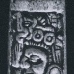 Mixtekische Knochenschnitzerei ebenfalls aus Grab Nr. 7 auf dem Monte Alban. Zeigt einen mit Wurfholz bewaffneten Krieger