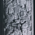 129 und 132 Kamm und Knochenschnitzerei mit eingeschnittenen Figuren: 129 zwei kniende Krieger oder Priesterfürsten. Beide im Grab Nr. 7 auf dem Monte Alban gefunden, das neben Goldschmuckstücken auch wertvolle Keramik und mehr als dreißig solcher Knochenschnitzereien enthielt. Nachklassische Zeit. Mixtekische Kultur. Etwa 1200 bis 1450. Museo Regional de Oaxaca
