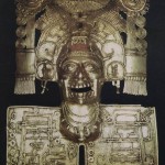Goldener Brustanhänger mit Hieroglyphen des Todesgottes Mictlantecuhtli. Im Guß der „verlorenen Form“ entstanden. Museo Regional de Oaxaca