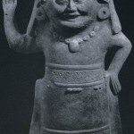 Stehende menschliche Figur mit Hüfttuch bekleidet vom Typ der „cabeza sonrientes“. Die Art dieser Keramik weist eine Ähnlichkeit zu der der Maya-Kultur auf. Hellbrauner Ton, mit der Form hergestellt. Kultur der mittleren Golfküste, Tajin-Kultur. Etwa 1000-1500. Höhe: 39 cm. Sammlung Stendahl, Los Angeles, USA.