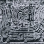 Detail und Gesamtansicht des verkleideten Frieses, der die Seiten der Pyramidenplattform von Xochicalco umzieht. Der gewundene Leib der Federschlange ist ausgefüllt mit sitzenden Priestern, die stilistisch an Darstellungen der Maya-Kultur erinnern. Nachklassische Zeit. Toltekische Kultur? Etwa 800-1200. Xochicalco, Morelos.