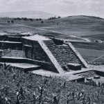 Die runde Pyramide („Bauwerk 3“) des Windgottes Quetzalcoatl-Ehecatl in Calixtlahuaca, im Tal von Toluca. Besiedelt ist der Platz von dem Nahua-Stamm der Matlatzinca gewesen. Erst unter dem aztekischen Herrscher Axayacatl (1469-1481) verlor Calixtlahuaca die Unabhängigkeit gegenüber den Azteken. Nach¬klassische Zeit. Aztekische Kultur. 1350-1521. Calixtlahuaca, Hochtal von Toluca.